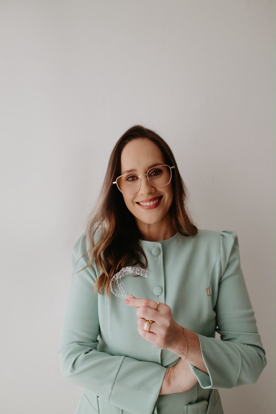 Dra. Danieli Silva Freschi no consultório em Ribeirão Preto
